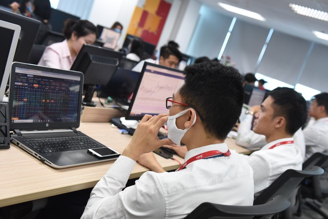 Tiền tiếp tục chảy mạnh vào chứng khoán